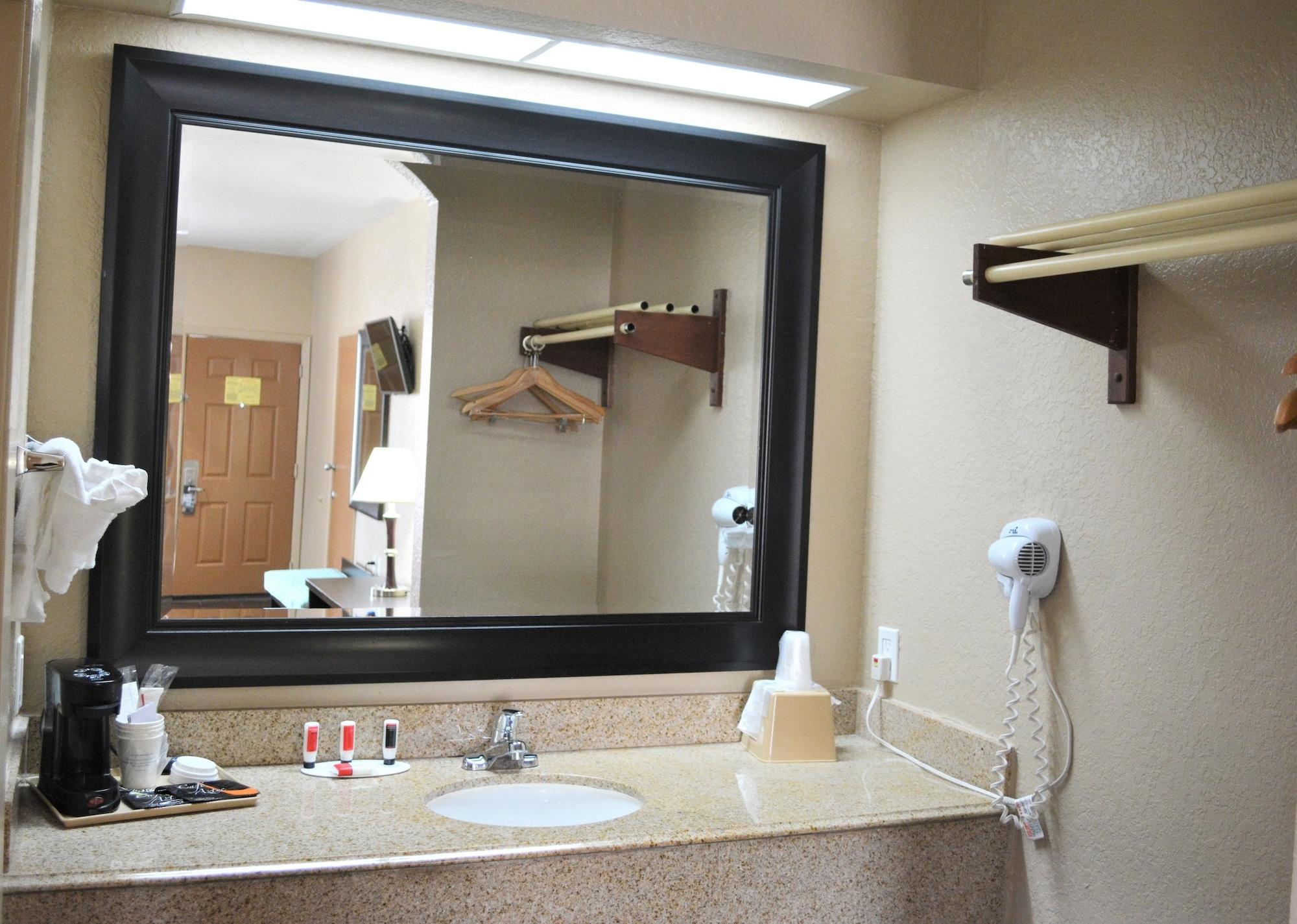 Super 8 By Wyndham Galveston Hotel Bagian luar foto