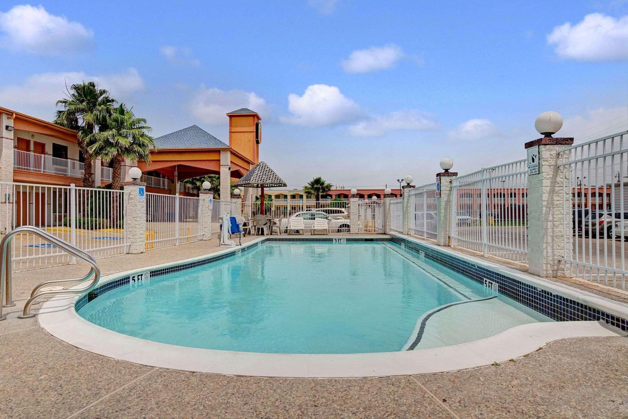 Super 8 By Wyndham Galveston Hotel Bagian luar foto