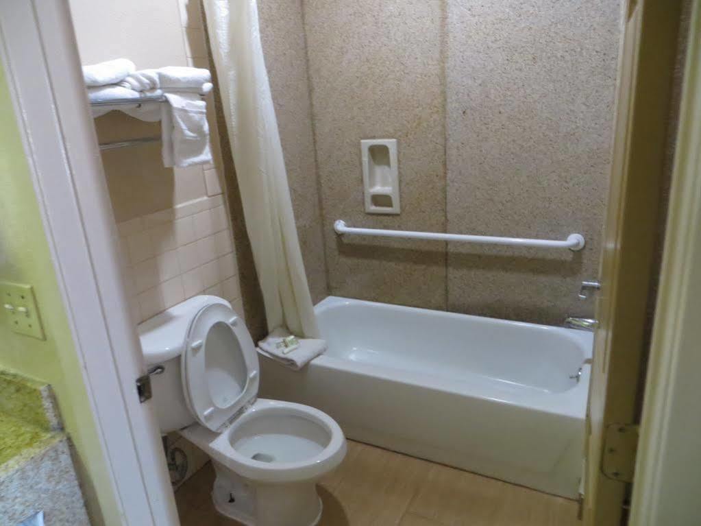 Super 8 By Wyndham Galveston Hotel Bagian luar foto