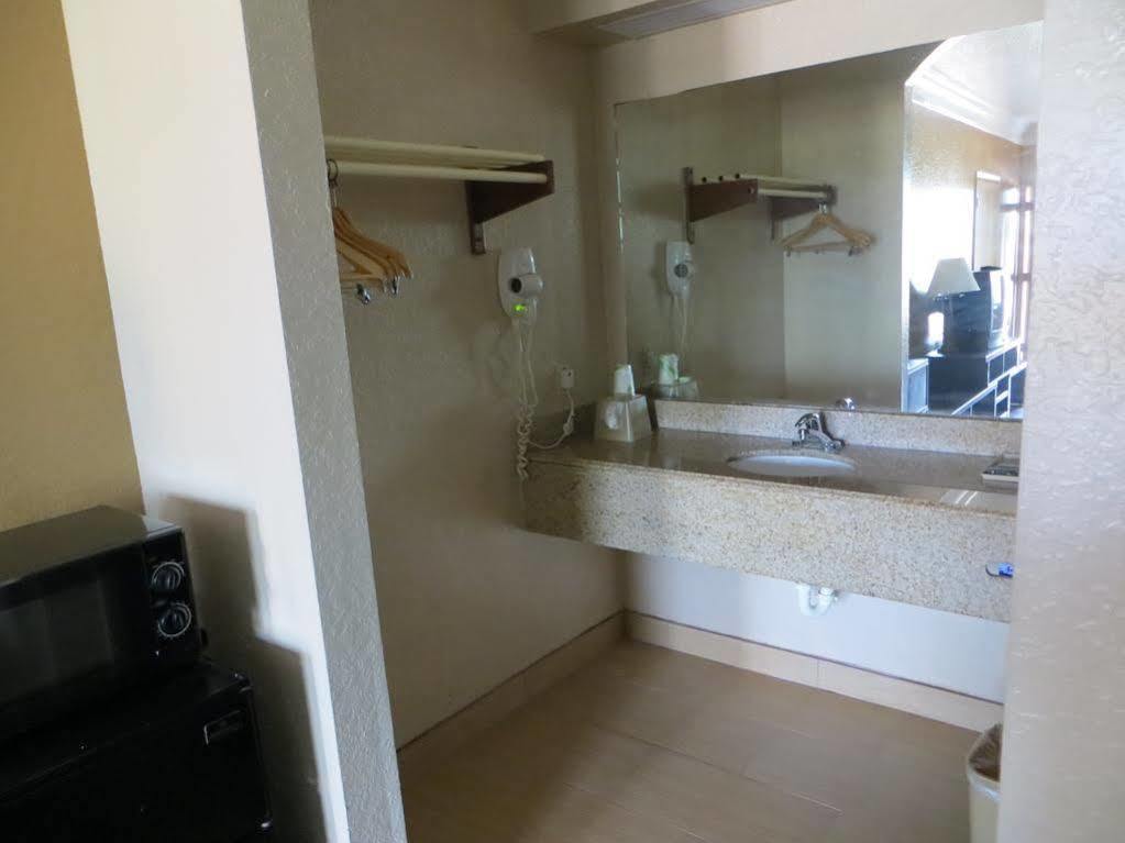 Super 8 By Wyndham Galveston Hotel Bagian luar foto